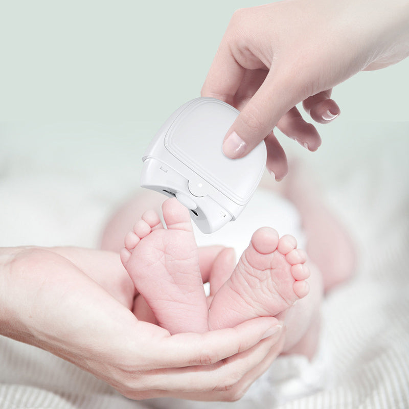 Main de parent utilisant une lime à ongles électrique sur les ongles de bébé. Soin des ongles pour bébé, sécurité, hygiène, manucure douce.
