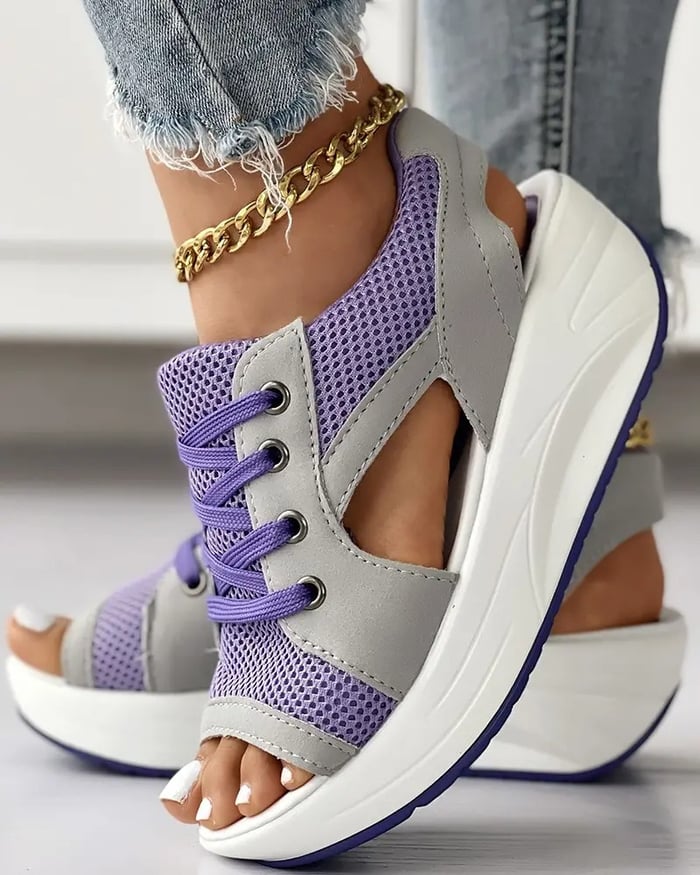 Sandales compensées violettes et grises avec lacets, portées avec un jean déchiré et bracelet doré. Chaussures tendance, mode été femme.