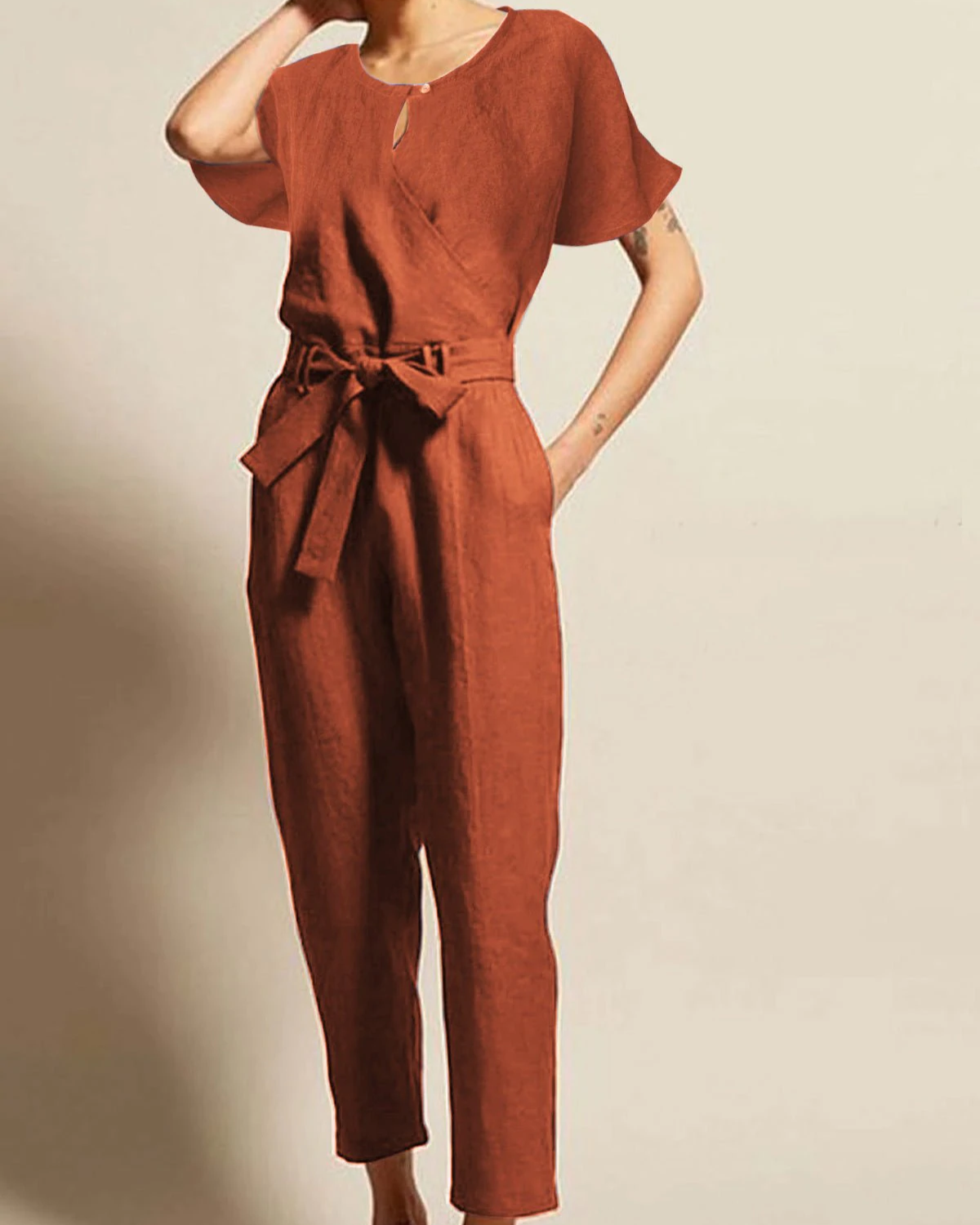 Combinaison femme en lin marron, manches courtes, ceinture à nouer, style décontracté, mode tendance, tenue élégante pour l'été.