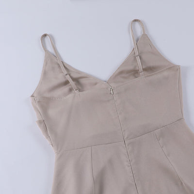 Robe beige sans manches avec bretelles fines, en tissu léger, style élégant et minimaliste, idéale pour l'été et les occasions décontractées.