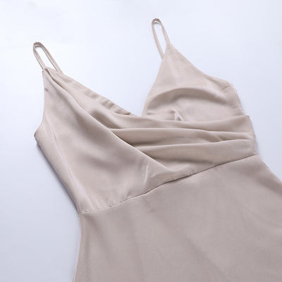 Robe en satin beige à bretelles fines, col drapé élégant, style minimaliste, mode féminine chic, tenue de soirée tendance.