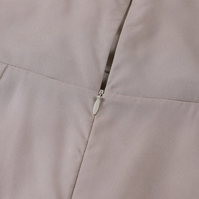 Fermeture éclair sur tissu beige, gros plan. Mode, couture, textile élégant, détail de vêtement, design minimaliste.