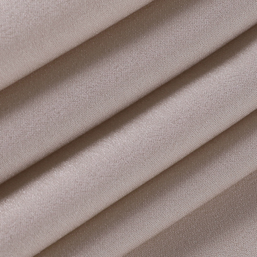 Tissu satin beige plissé, texture douce et brillante, idéal pour couture, mode et décoration intérieure. Matériau luxueux et élégant.