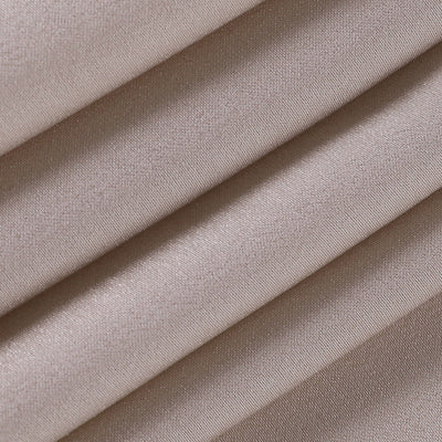 Tissu satin beige plissé, texture douce et brillante, idéal pour couture, mode et décoration intérieure. Matériau luxueux et élégant.