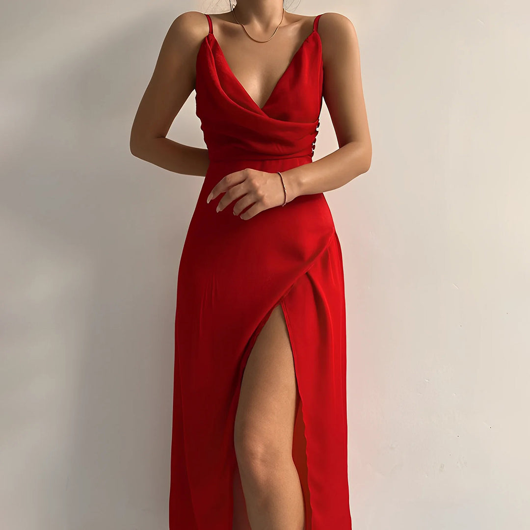Robe rouge élégante avec décolleté plongeant et fente haute, portée par une femme sur fond blanc. Mode féminine, tenue de soirée chic.