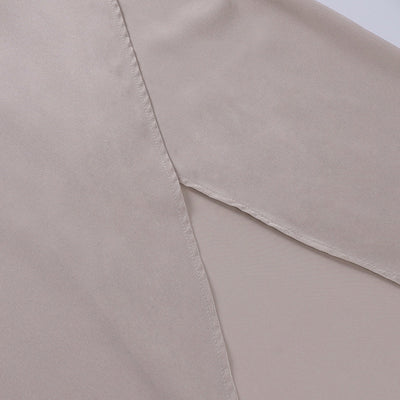 Chemisier en satin beige, tissu doux et soyeux, couture visible, mode élégante, vêtement féminin, texture lisse, style chic et moderne.