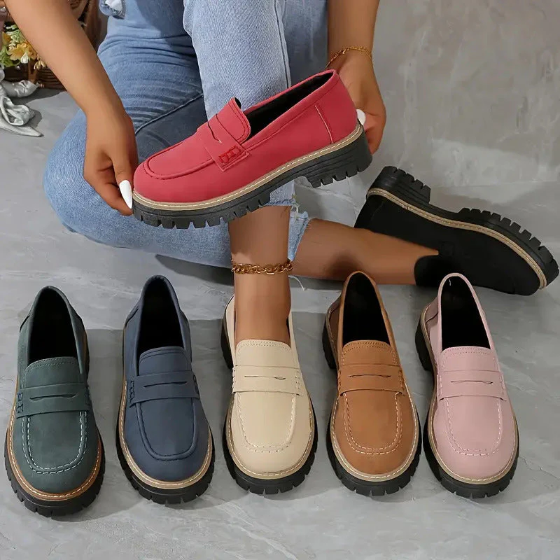 Chaussures mocassins colorées pour femmes, semelles épaisses, styles variés, tenues décontractées, mode tendance, confort quotidien.