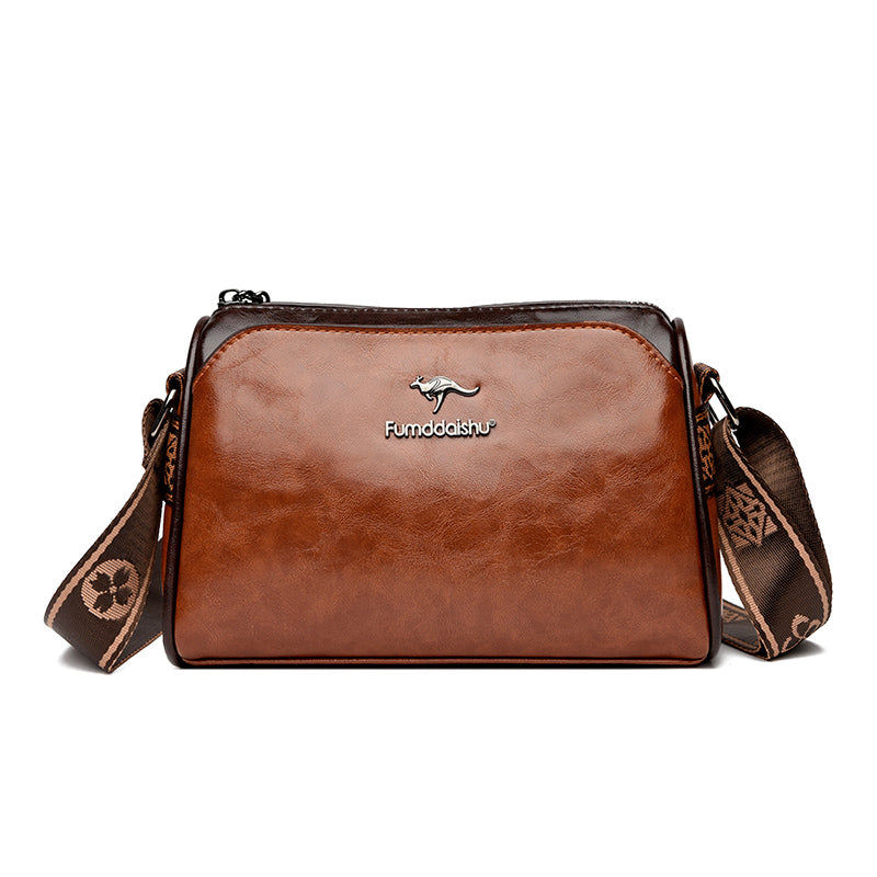 Sac à bandoulière en cuir marron avec logo "Fumodaihu", bandoulière décorative, design élégant et moderne, idéal pour mode et accessoires.
