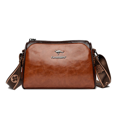 Sac à bandoulière en cuir marron avec logo "Fumodaihu", bandoulière décorative, design élégant et moderne, idéal pour mode et accessoires.