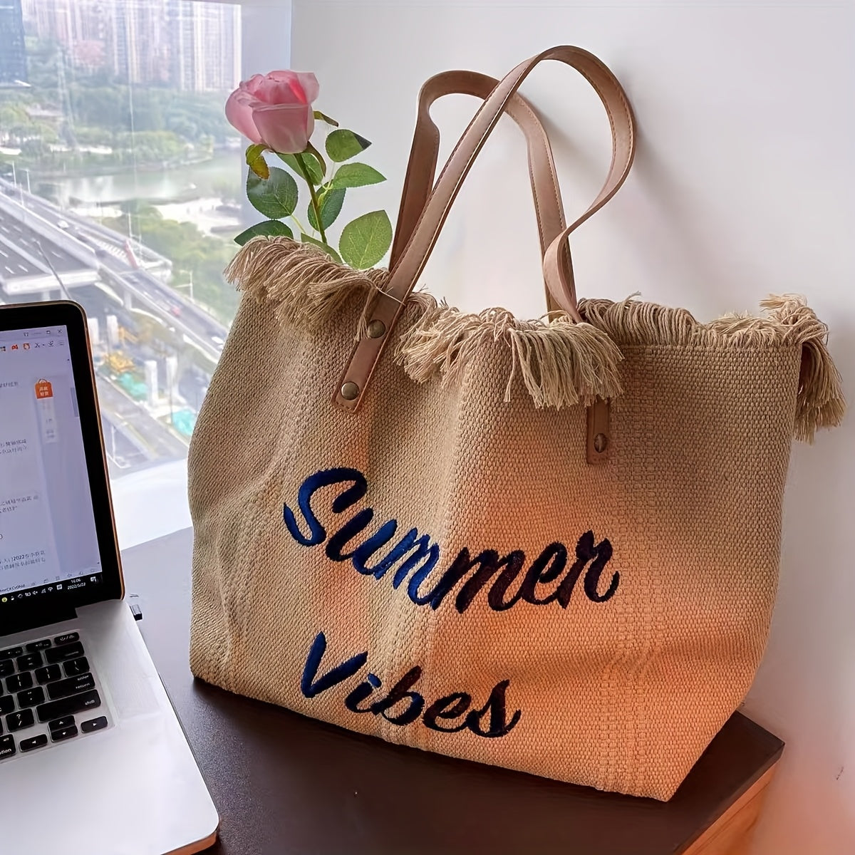 Amara | Sac d'été avec pompons et lettres brodées