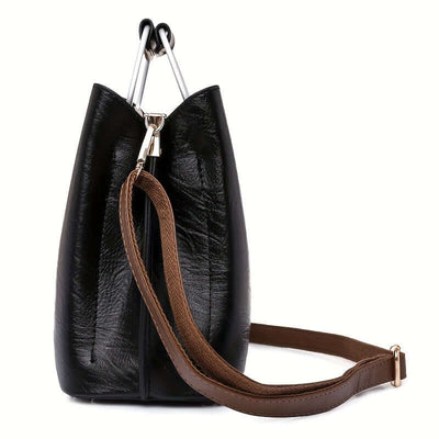 Sac à main en cuir noir avec bandoulière marron, design élégant et moderne, idéal pour femme, accessoire mode tendance, vue latérale.