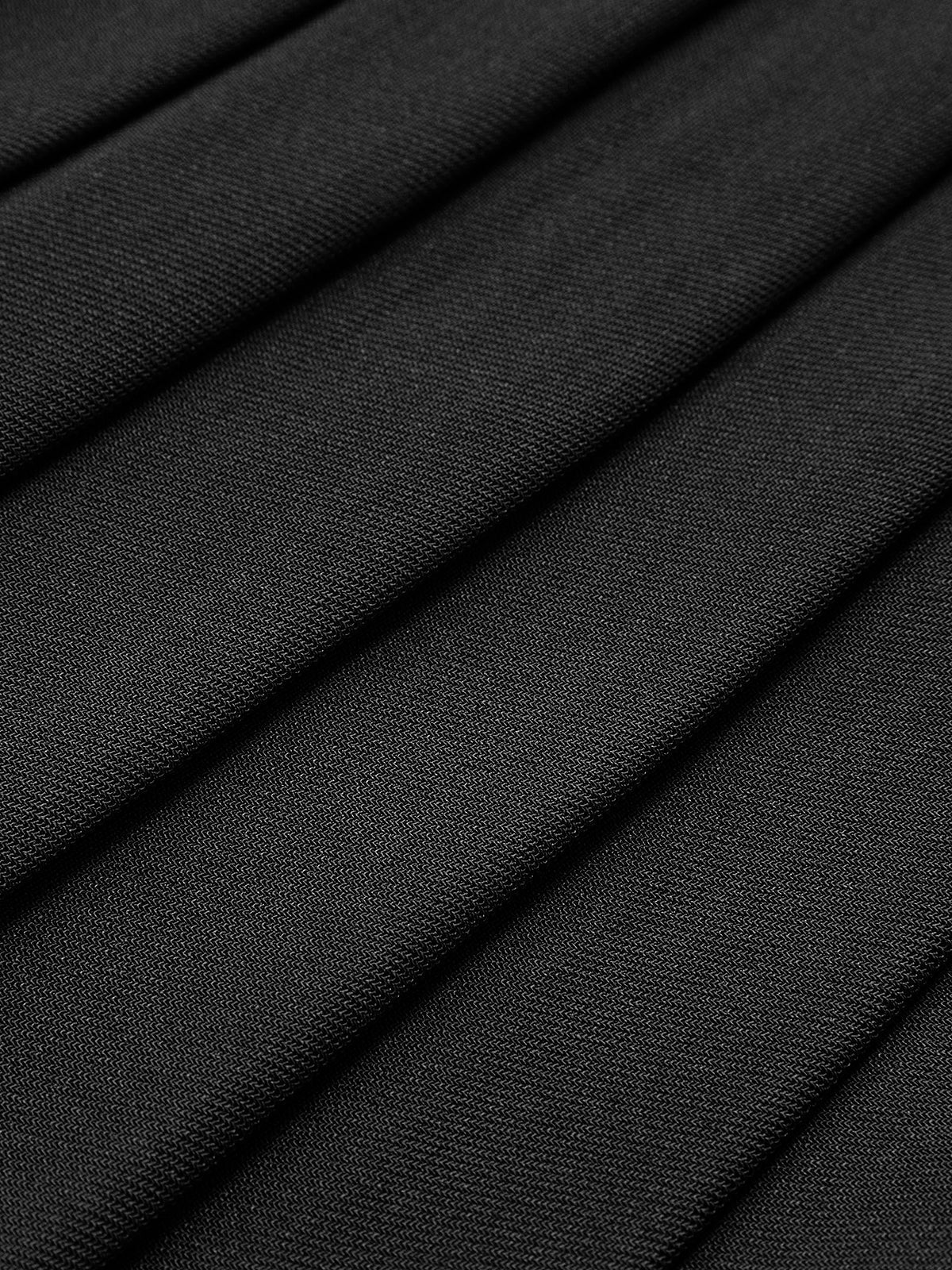 Tissu plissé noir élégant, texture textile en gros plan, motif de plis réguliers, idéal pour mode, couture, décoration intérieure.