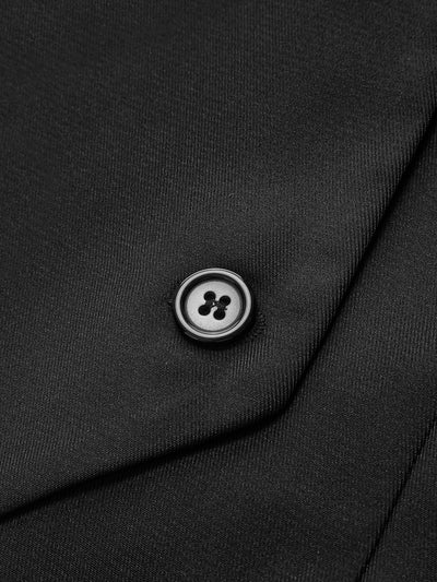 Bouton noir sur tissu de costume noir élégant, gros plan. Mode masculine, détail vestimentaire, couture de haute qualité, style classique.