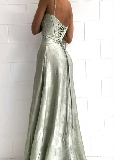 Maxi-robe satinée | Bretelles spaghetti & design cintré | Glamour élégant