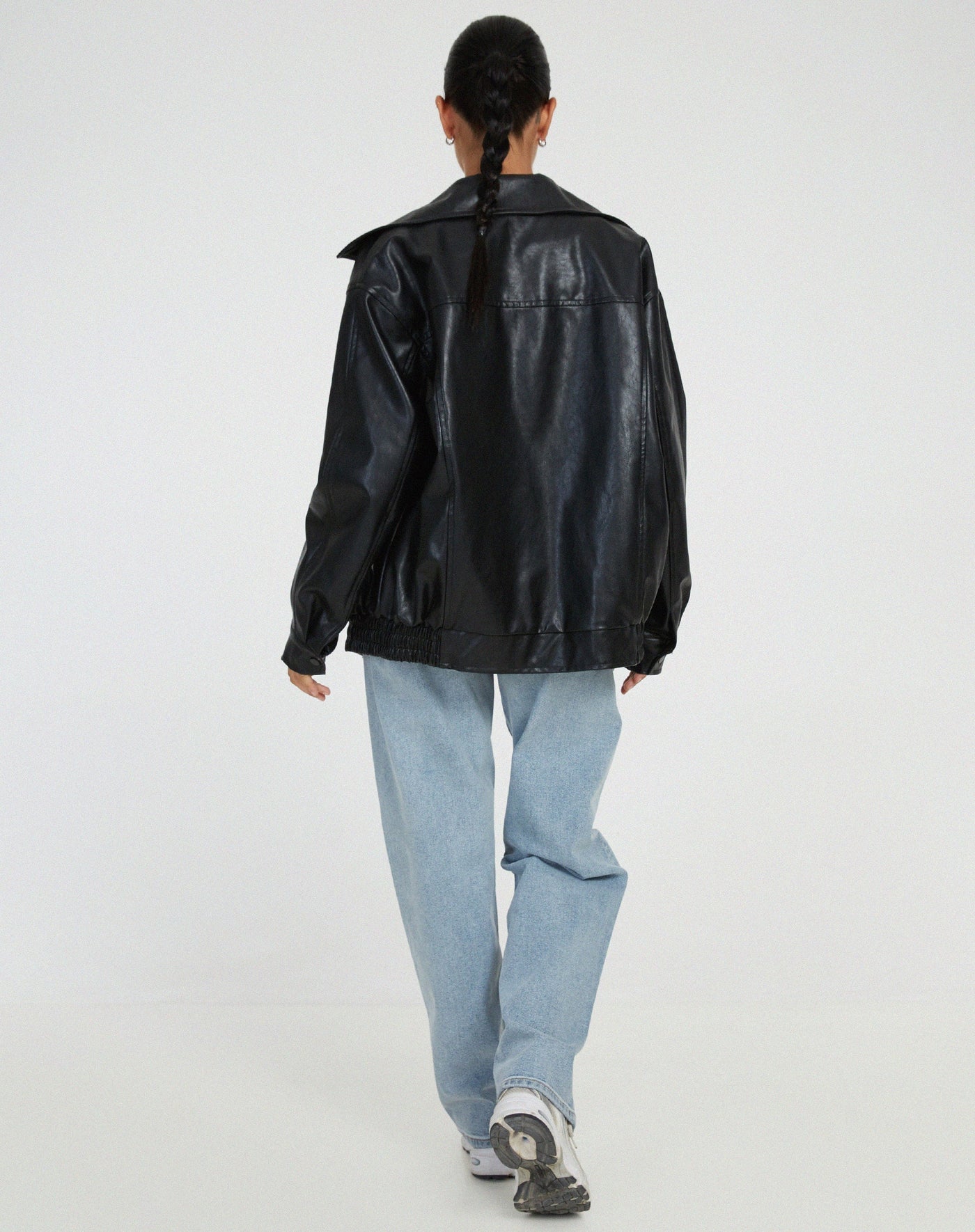Elegante chaqueta de cuero extragrande: cómoda y moderna para el día a día.