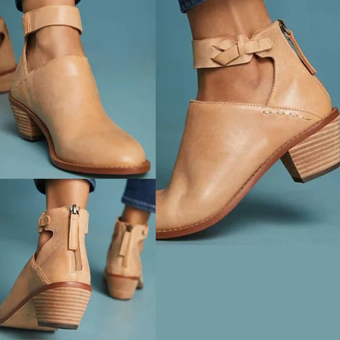 Bottines en cuir beige avec talon bloc, fermeture éclair arrière et bride décorative, style moderne et élégant pour femme.
