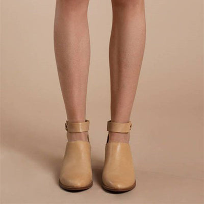 Chaussures beiges en cuir avec bride cheville, portées par une personne sur fond beige. Mode féminine, tendance chaussures automne.