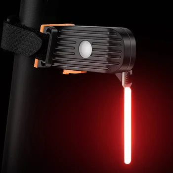 Lampe arrière de vélo LED rouge, fixée sur un cadre noir, avec sangle de fixation. Éclairage de sécurité pour cyclisme nocturne.