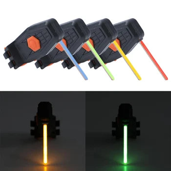 Quatre niveaux laser multicolores avec faisceaux lumineux jaune, vert, bleu et rouge, utilisés pour des mesures précises et alignements.