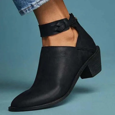 Chaussure noire en cuir avec talon carré, bride tressée à la cheville, portée avec un jean. Mode élégante, tendance automne, chaussures femme.