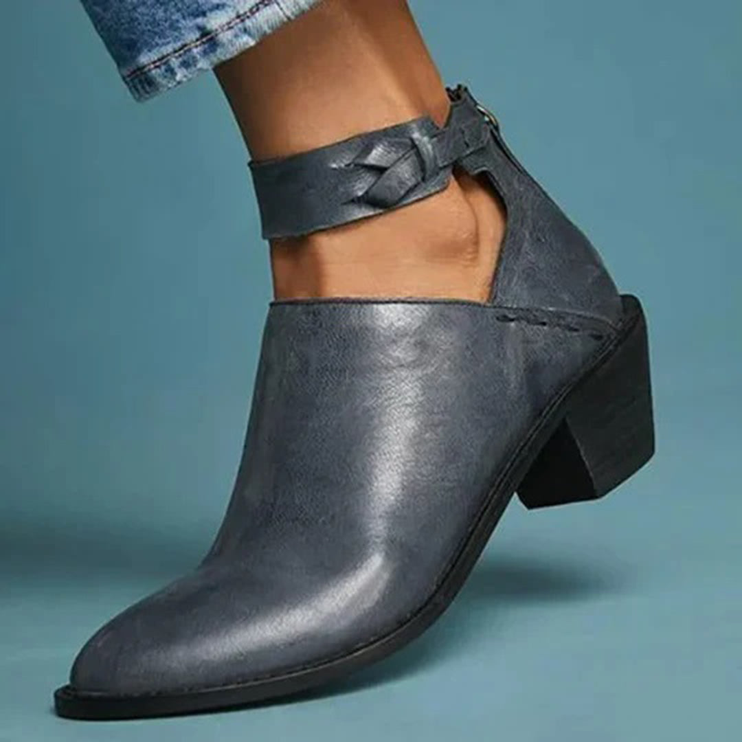 Chaussure en cuir gris avec talon carré, bride tressée à la cheville, style moderne et élégant, fond bleu. Mode femme, tendance automne.