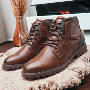 Chaussures de randonnée en cuir marron pour hommes, style robuste, semelle crantée, intérieur confortable, idéales pour l'hiver et les activités extérieures.