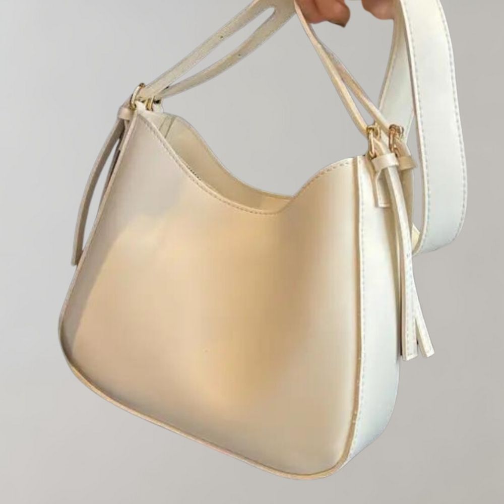 Sac à main en cuir blanc élégant avec bandoulière, design minimaliste, idéal pour la mode féminine. Accessoire tendance et chic.