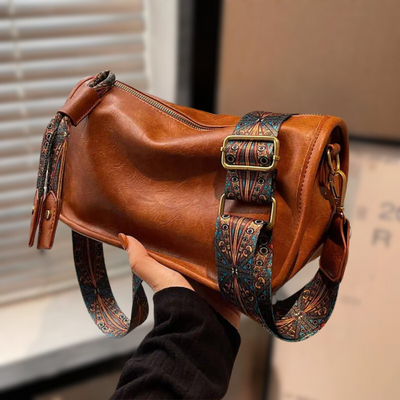 Sac à main en cuir marron avec bandoulière brodée colorée, design élégant et moderne, idéal pour la mode féminine et les accessoires tendance.