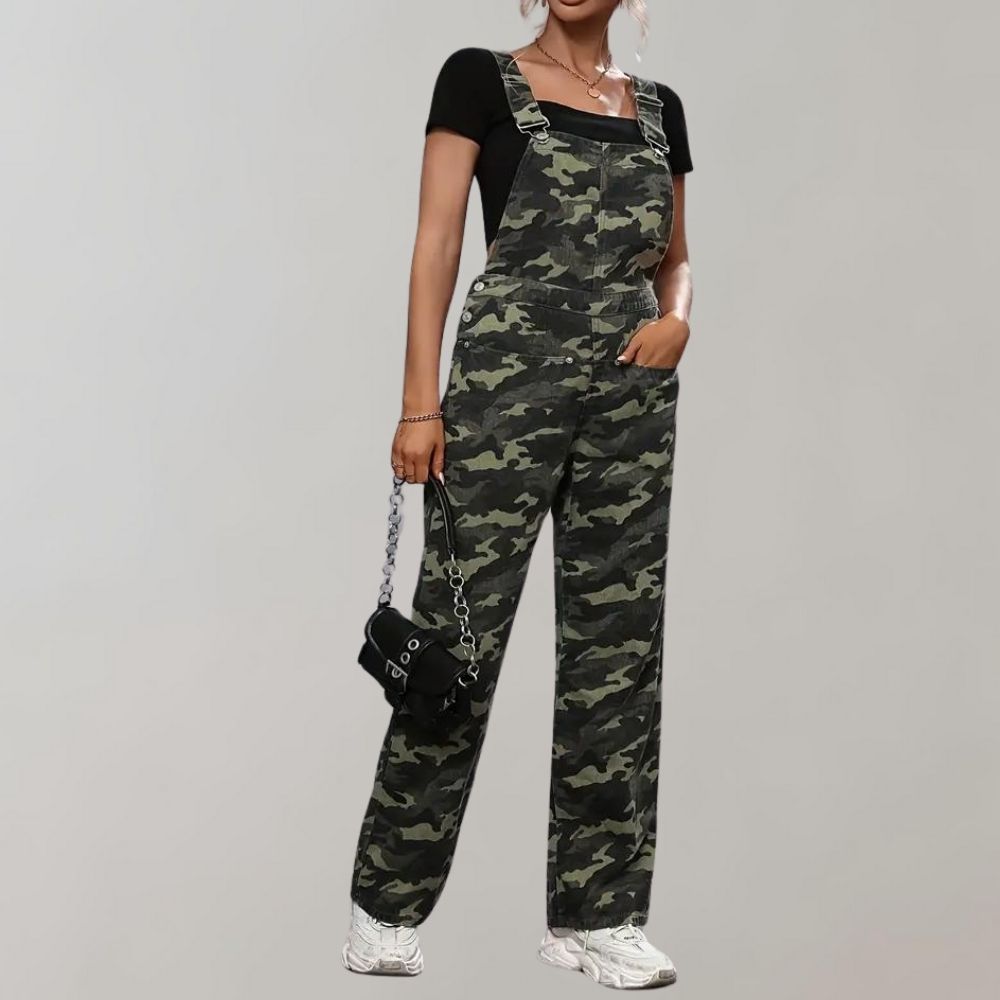 Combinaison camouflage femme, t-shirt noir, sac à main noir, chaîne argentée, baskets blanches. Mode urbaine, style décontracté, tendance 2023.