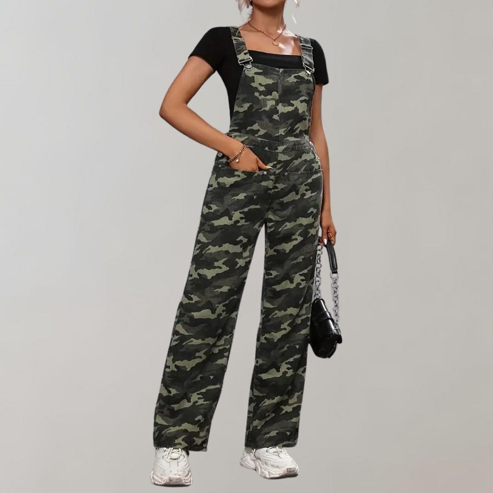 Combinaison femme camouflage vert, style décontracté, avec t-shirt noir et baskets blanches. Mode urbaine tendance, look moderne et confortable.