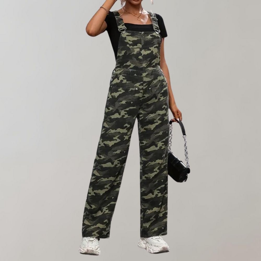 Salopette camouflage femme, tenue décontractée, avec t-shirt noir et baskets blanches, sac à main noir, mode urbaine tendance.
