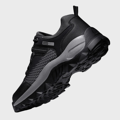 Chaussure de sport noire pour homme, semelle épaisse antidérapante, design moderne et résistant, idéale pour la course et le plein air.