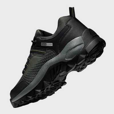 Chaussure de randonnée noire et verte, semelle épaisse antidérapante, design robuste, idéale pour activités extérieures et trekking.