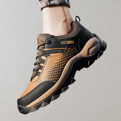 Chaussure de randonnée marron et noire, semelle crantée, design moderne, idéale pour trekking, confort et durabilité, style sportif.