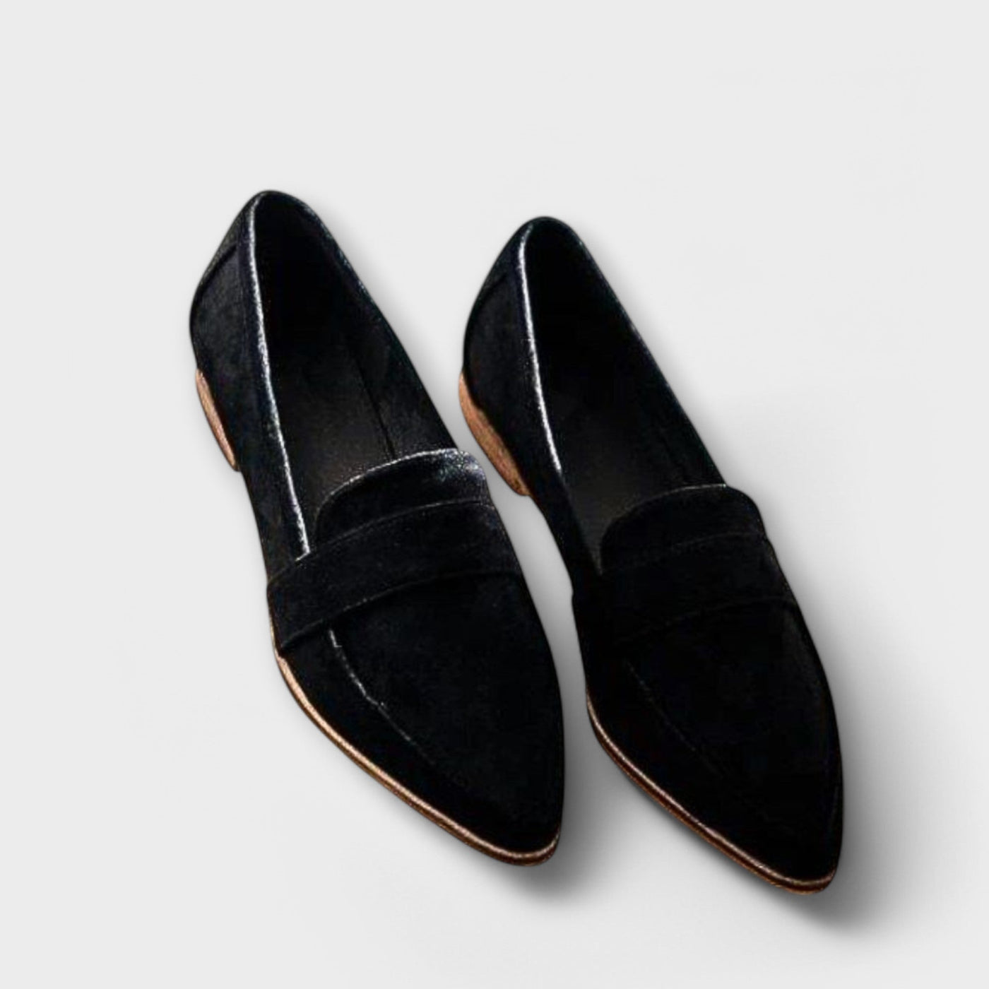 Mocassins noirs en velours pour femme, élégants et modernes, avec bout pointu et semelle marron clair, sur fond blanc. Chaussures tendance.