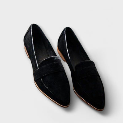 Mocassins noirs en velours pour femme, élégants et modernes, avec bout pointu et semelle marron clair, sur fond blanc. Chaussures tendance.