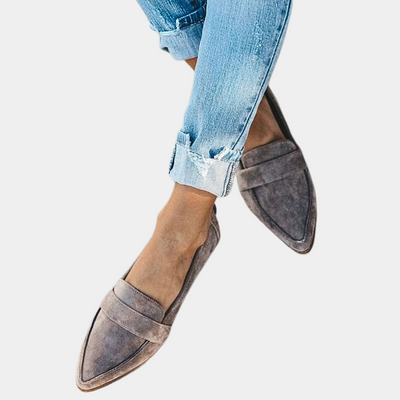 Jeans décontractés retroussés avec mocassins en daim gris, style moderne et tendance, mode féminine, chaussures confortables pour le quotidien.