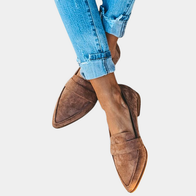 Chaussures mocassins marron en daim portées avec un jean bleu retroussé, style décontracté et tendance, mode féminine automne-hiver.