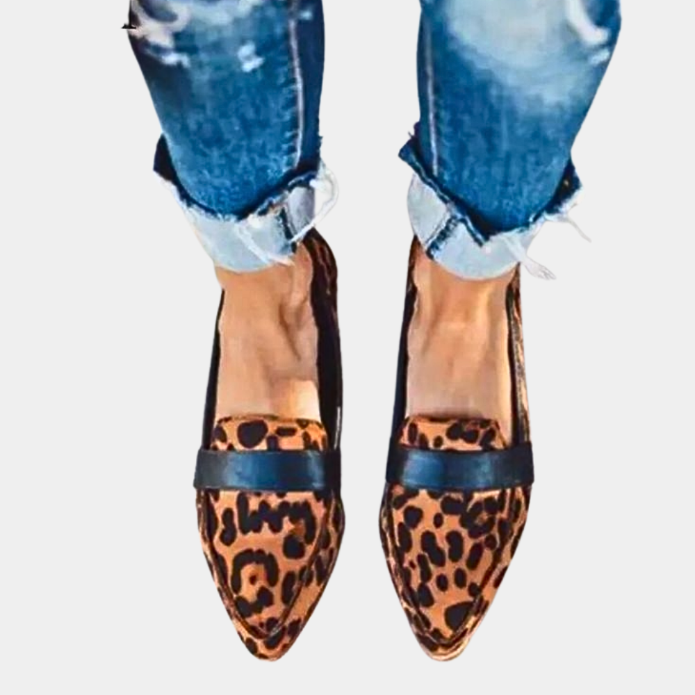Jeans déchirés et mocassins léopard femme, mode tendance, vue de dessus. Chaussures imprimé animal, style décontracté chic.