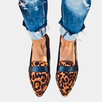 Jeans déchirés et mocassins léopard femme, mode tendance, vue de dessus. Chaussures imprimé animal, style décontracté chic.