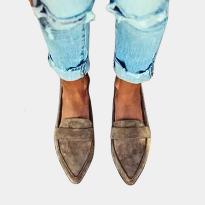 Jeans déchirés bleus et mocassins marron usés, vue de dessus. Mode décontractée, style urbain, chaussures vintage, tendance streetwear.