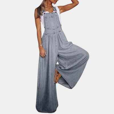Salopette en jean ample pour femme, style décontracté, avec bretelles et poches, idéale pour un look tendance et confortable.