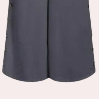 Pantalon large gris foncé avec boutons latéraux, style décontracté et moderne, idéal pour la mode urbaine et les tenues quotidiennes élégantes.