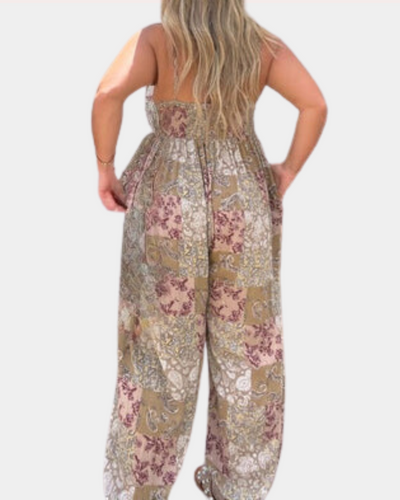 Combinaison femme dos nu, imprimé patchwork floral, tons beige et rose, coupe ample, style bohème chic, mode estivale tendance.