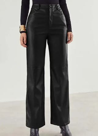 Pantalon large en cuir noir pour femme, taille haute, style moderne. Mode élégante, tendance automne-hiver, idéal pour tenues chic et décontractées.