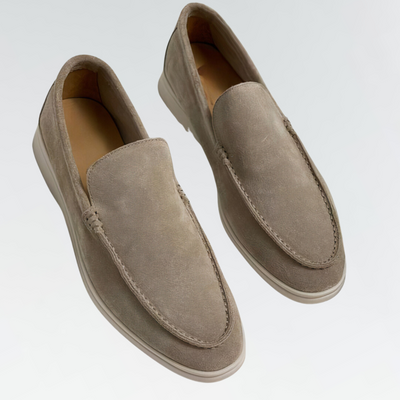 Mocassins en daim beige pour homme, élégants et confortables, semelle blanche, style décontracté, parfaits pour la mode urbaine et les tenues estivales.