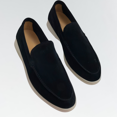Mocassins en daim noir pour homme, semelle blanche, style élégant et moderne, chaussures décontractées, confortables, idéales pour toutes occasions.