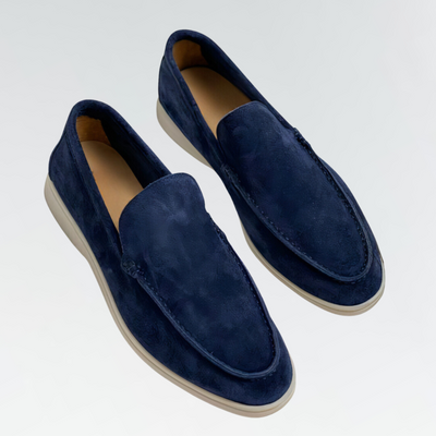 Mocassins en daim bleu marine pour homme, semelle blanche, style élégant et moderne, chaussures décontractées, confortables et tendance.
