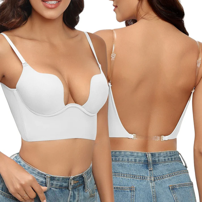Femme portant un soutien-gorge blanc dos nu, bretelles ajustables, avec un jean bleu. Lingerie féminine élégante et moderne.
