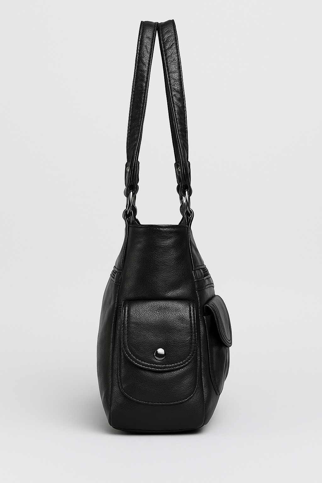 Sac à main en cuir noir avec poche avant, bandoulières robustes, design élégant et moderne. Accessoire mode femme, tendance et pratique.